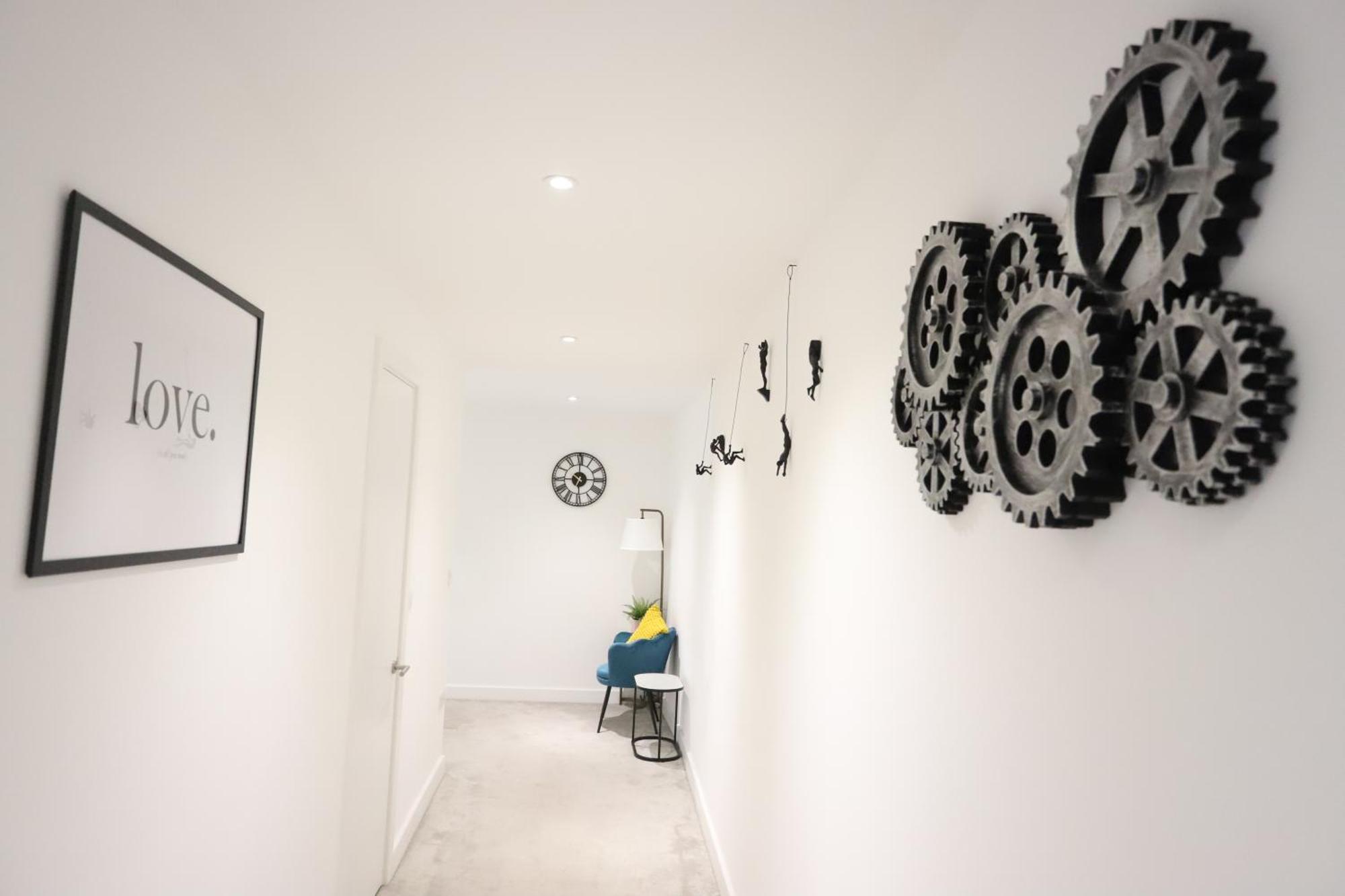 Spacious 3-Story Retreat With Rooftop Terrace And Modern Amenities Лондон Екстериор снимка