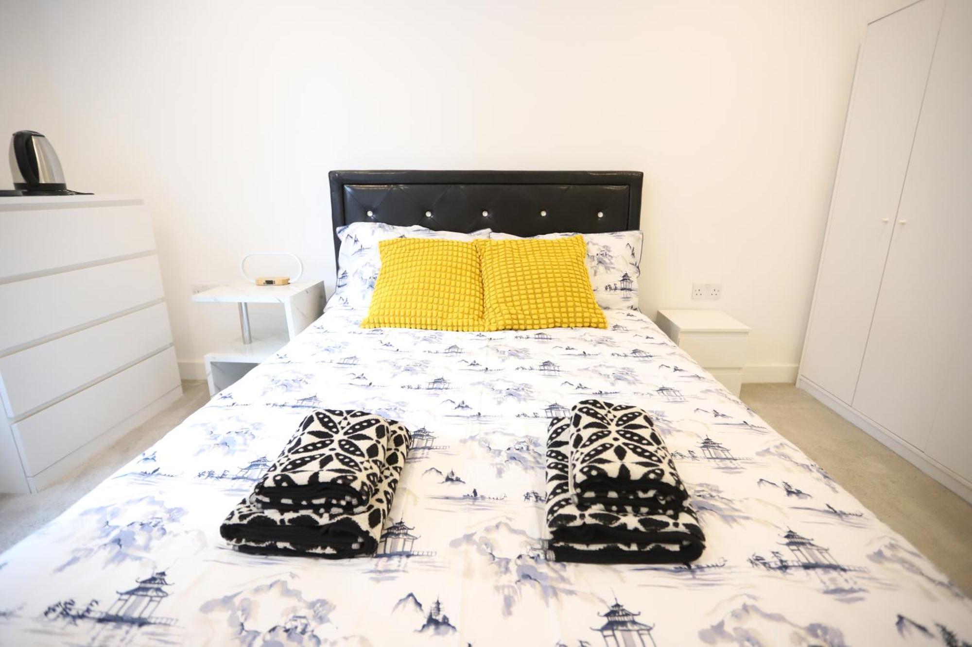 Spacious 3-Story Retreat With Rooftop Terrace And Modern Amenities Лондон Екстериор снимка