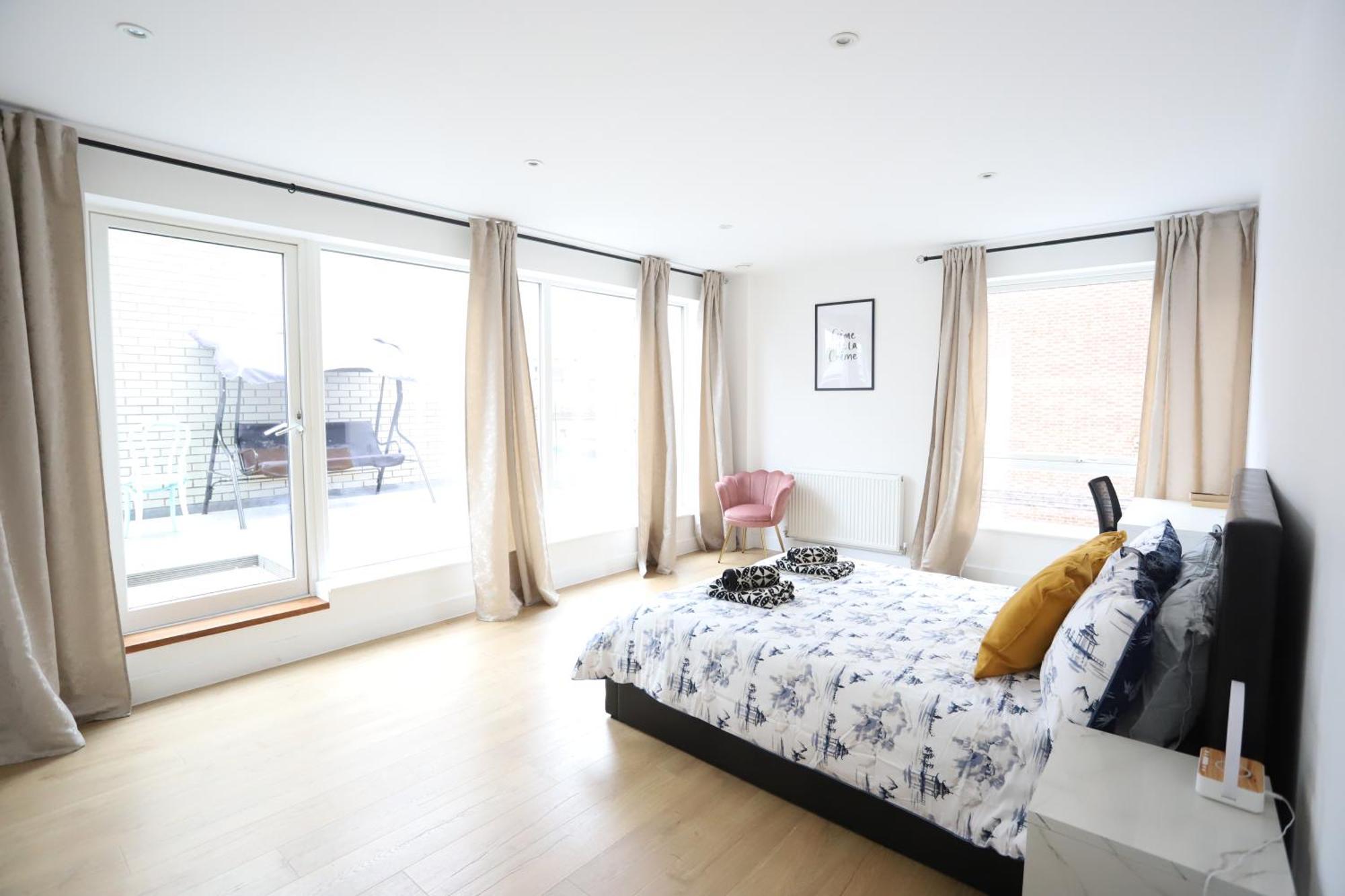 Spacious 3-Story Retreat With Rooftop Terrace And Modern Amenities Лондон Екстериор снимка