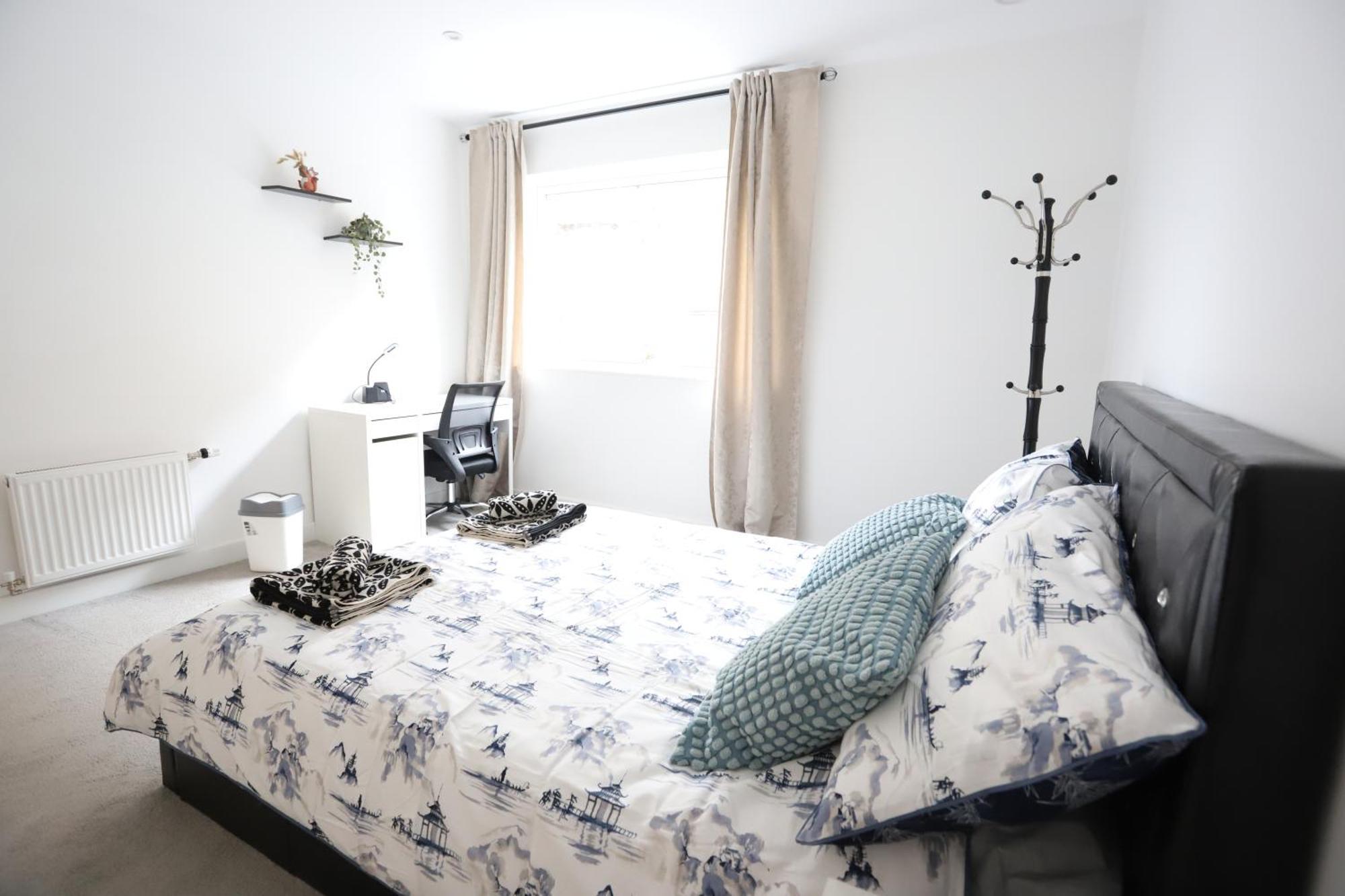 Spacious 3-Story Retreat With Rooftop Terrace And Modern Amenities Лондон Екстериор снимка