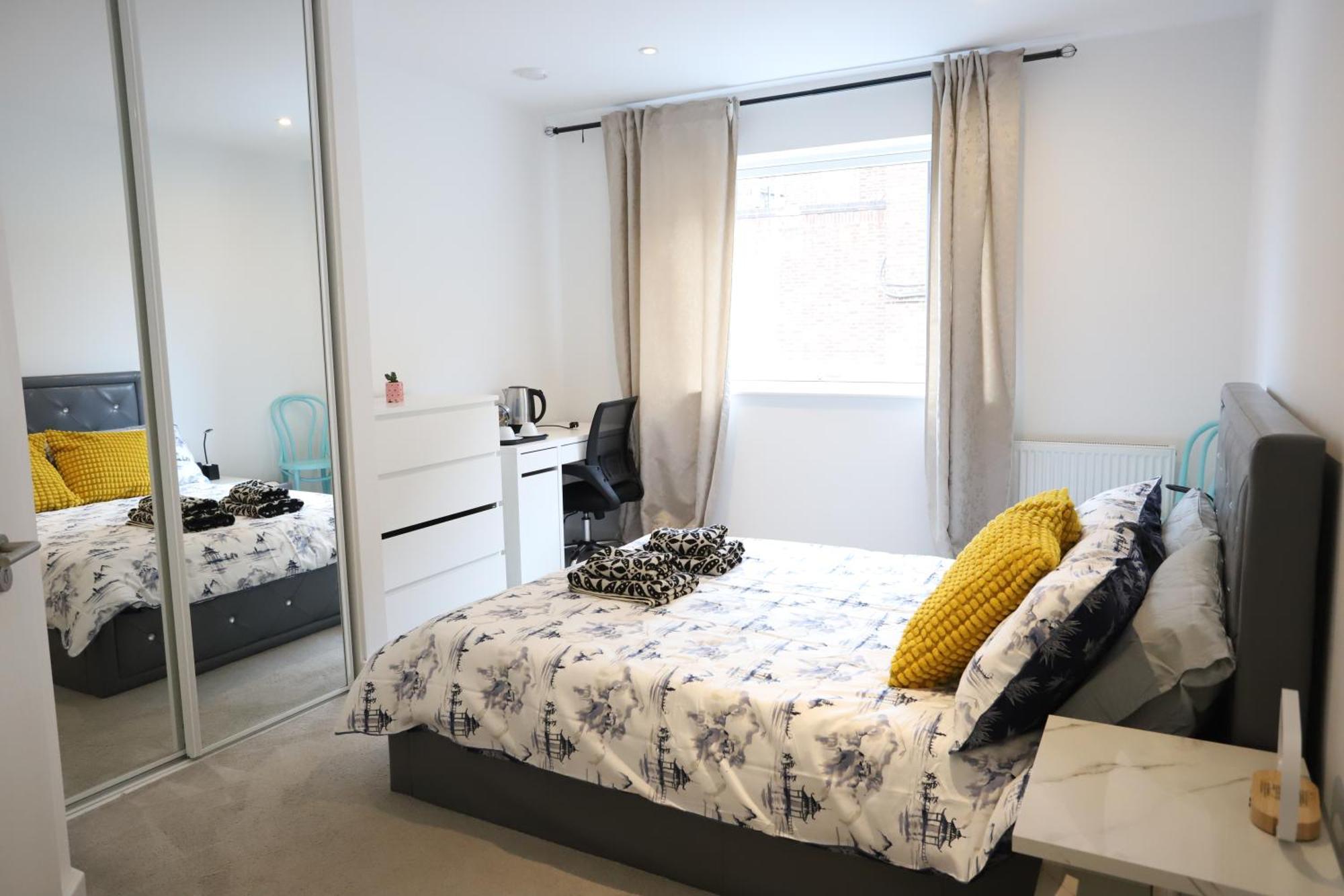 Spacious 3-Story Retreat With Rooftop Terrace And Modern Amenities Лондон Екстериор снимка