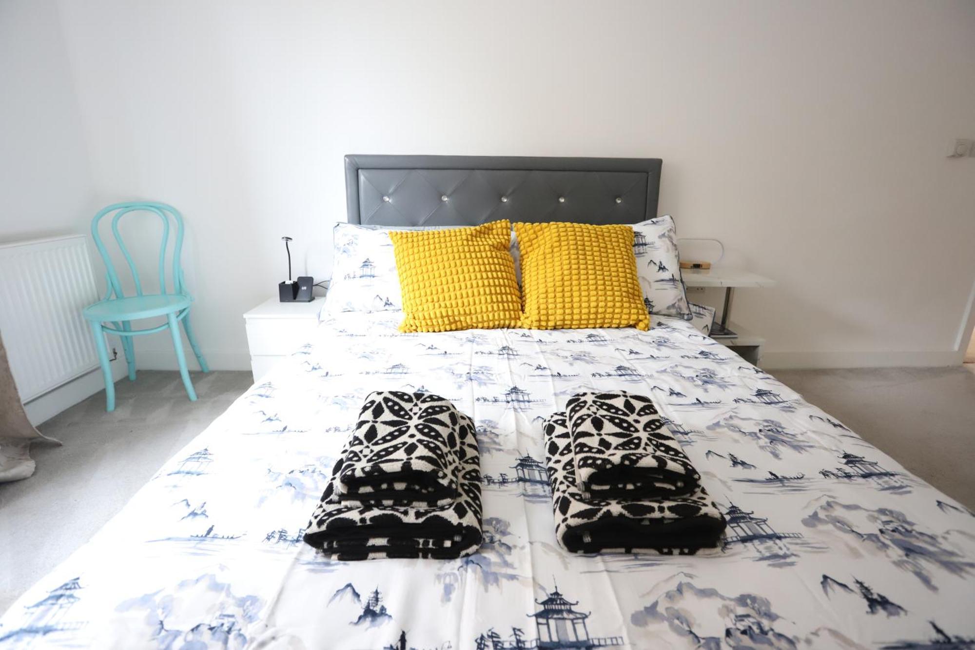 Spacious 3-Story Retreat With Rooftop Terrace And Modern Amenities Лондон Екстериор снимка