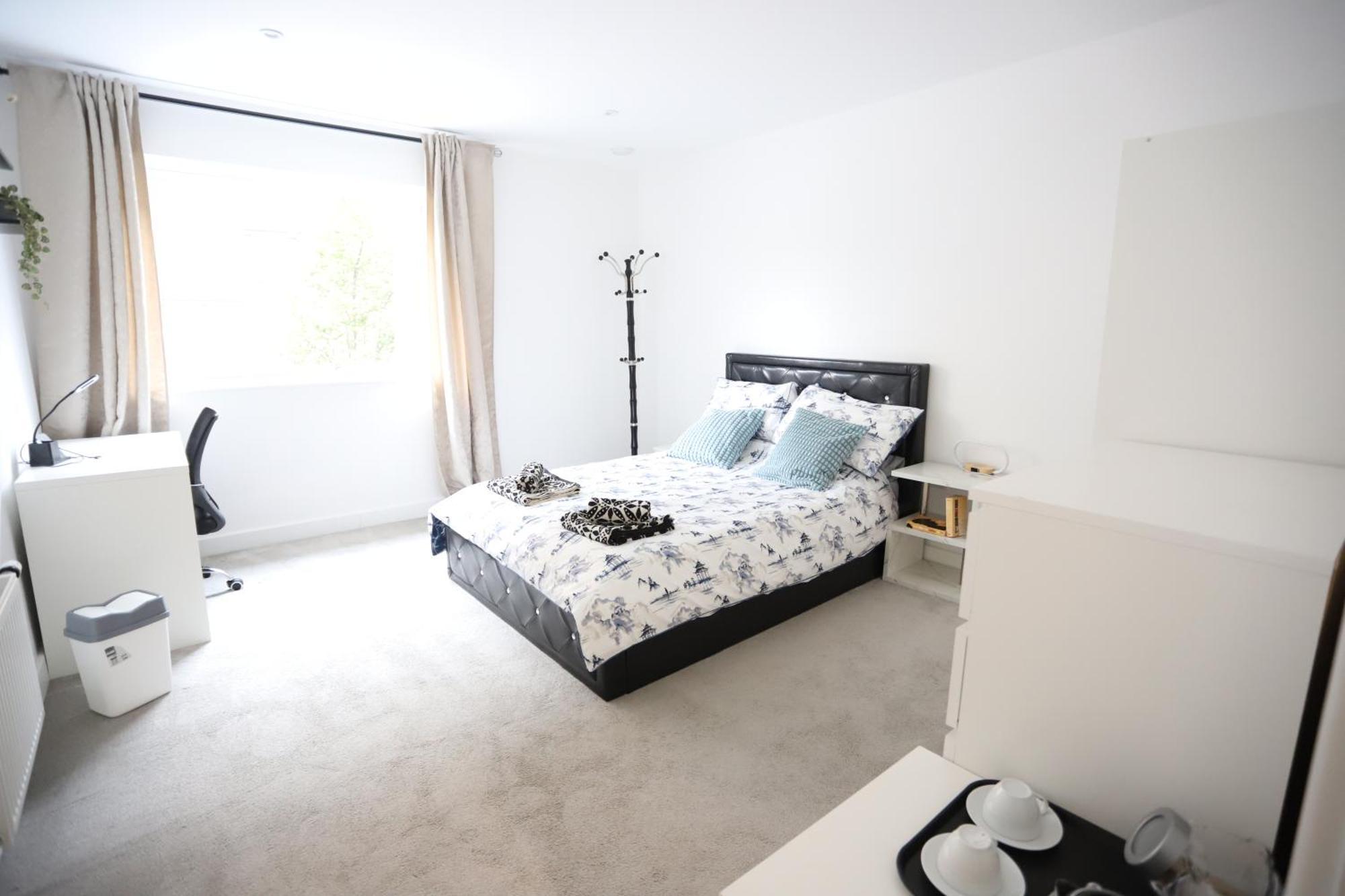 Spacious 3-Story Retreat With Rooftop Terrace And Modern Amenities Лондон Екстериор снимка