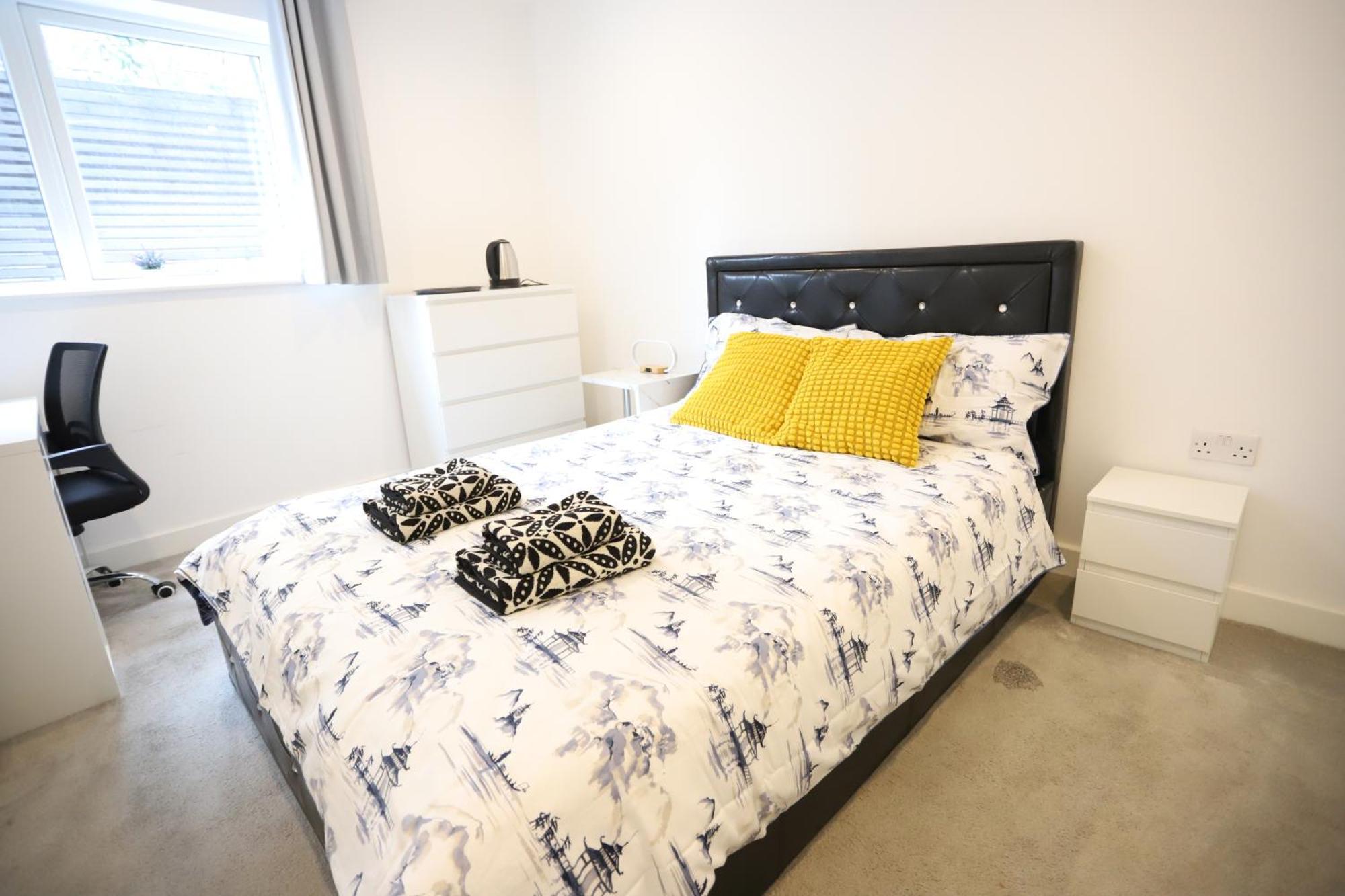 Spacious 3-Story Retreat With Rooftop Terrace And Modern Amenities Лондон Екстериор снимка