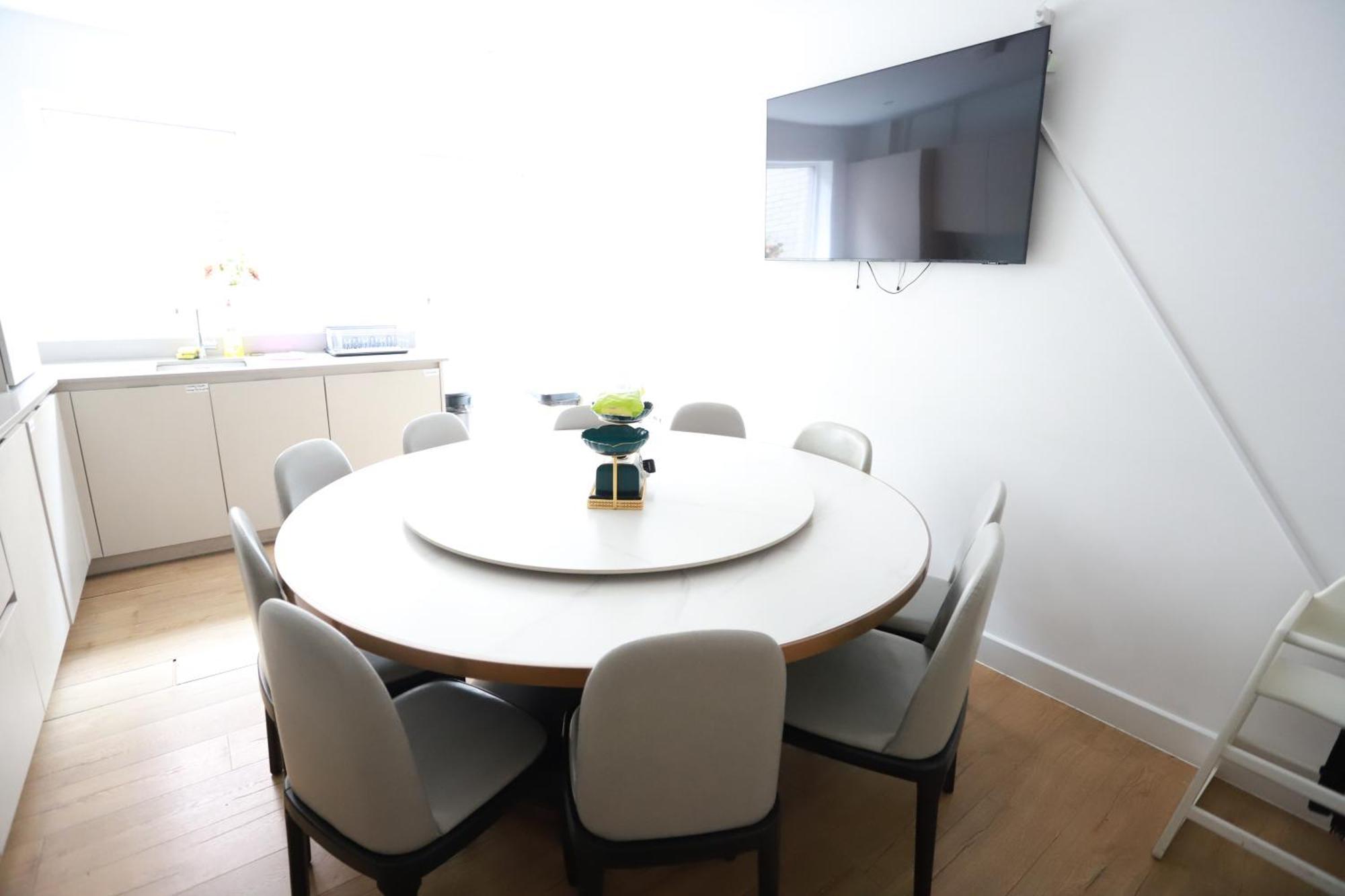Spacious 3-Story Retreat With Rooftop Terrace And Modern Amenities Лондон Екстериор снимка